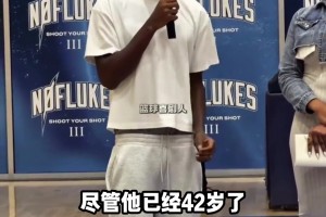 中国17岁男篮黑马完成国际隔扣，硬刚欧美球员犀利上篮。